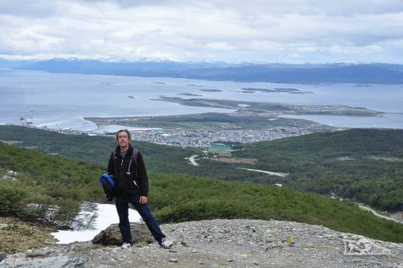 A magnífica vista para Ushuaia e seu aeroporto, do alto da trilha para o glaciar Martial, no sul da Terra do Fogo, na Argentina